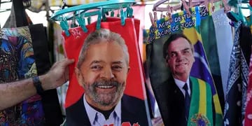 Elecciones en Brasil. Carteles de Lula y Bolsonaro (AP).