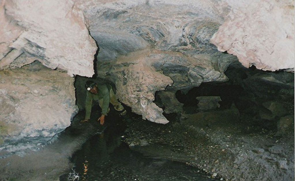 Imagen de la cueva de Las Cascadas, que pertenece al conjunto de más de 20 cavidades en yeso (de la misma formación geológica que Poti Malal), cerca de Las Leñas, a casi 2.500 m sobre el nivel del mar (600 m más que Poti Malal). Foto: Carlos Benedetto