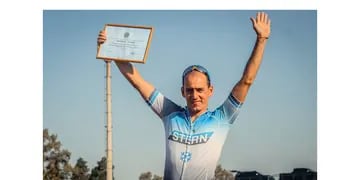 El pedalista del Stern Competición retuvo el liderato y festejó en el final. Se viene en Campeonato Argentino.