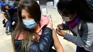 Vacunación contra el Covid-19 en el Aconcagua Arena - Orlando Pelichotti / Los Andes