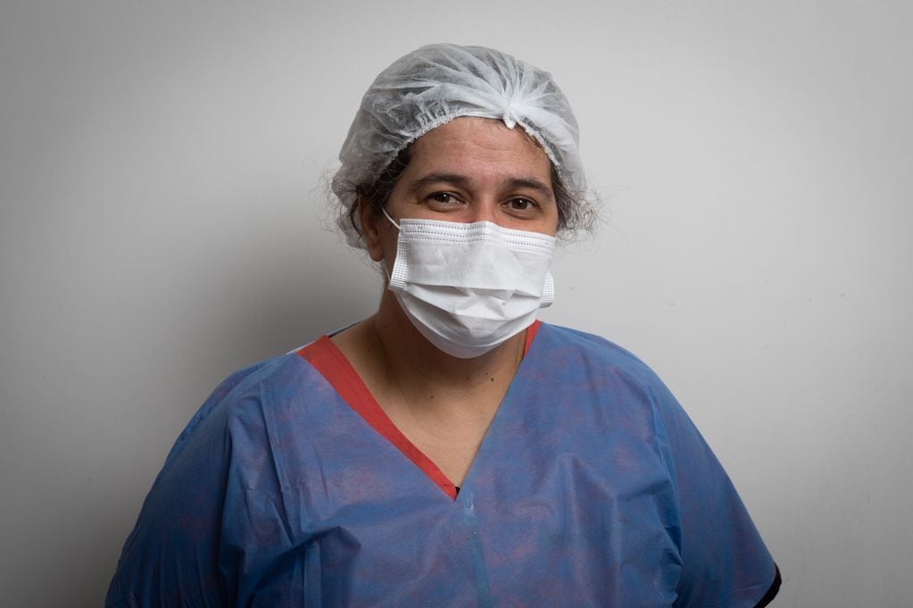 La médica Carla Ponce es parte del equipo de médicos, enfermeros y kinesiologos que trabajan en la primera línea en el Hospital Carrilo.