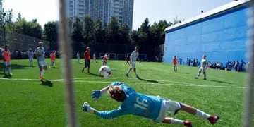 FIFA y el Comité Organizador ruso dictan clínicas para que niños y niñas conozcan más sobre el torneo.