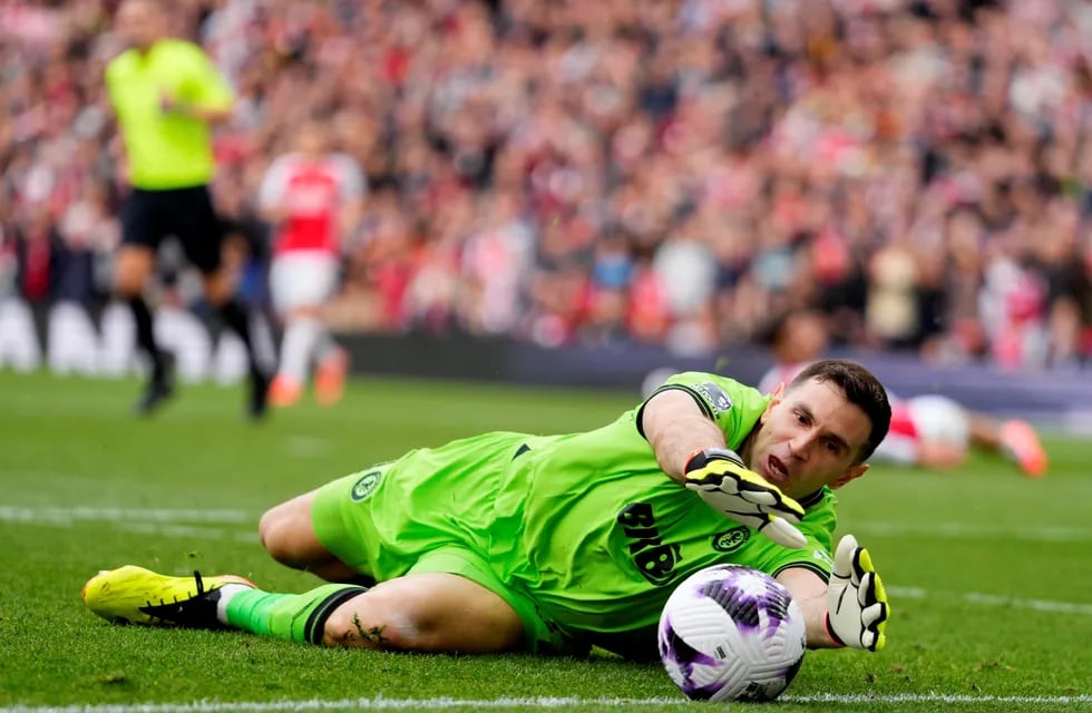 El Dibu Martínez y una de sus grandes atajadas en la victoria del Aston Villa frente al Arsenal en la Premier League. (AP)