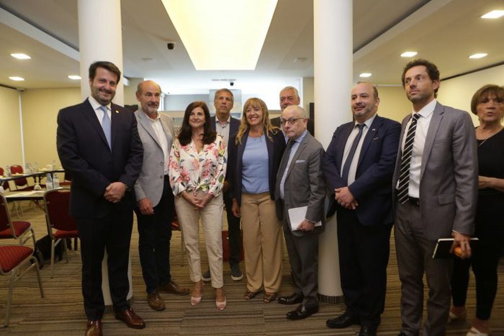 Algunos de los participantes del encuentro, junto al designado embajador de Argentina en Chile, Jorge Faurie. Foto: Prensa Gobierno de Mendoza