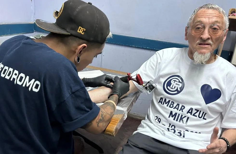 El hincha número 1 de la Lepra cumplió su promesa y se tatuó en vivo en #MVQN, el streaming de Los Andes. Foto: Los Andes