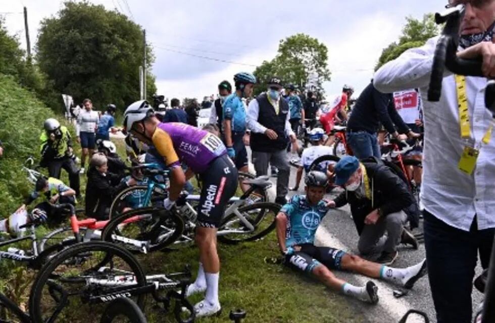 Una mujer apareció con un cartel mientras pasaba el pelotón de ciclistas y varios competidores terminaron en el suelo del Tour de Francia. / Gentileza.
