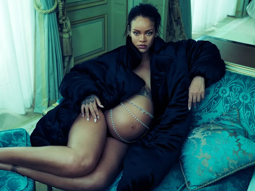 Rihanna con un abrigo Saint Laurent de Anthony Vaccarello y cadenas de vientre de Messika. (Vogue/ Annie Leibovitz)
