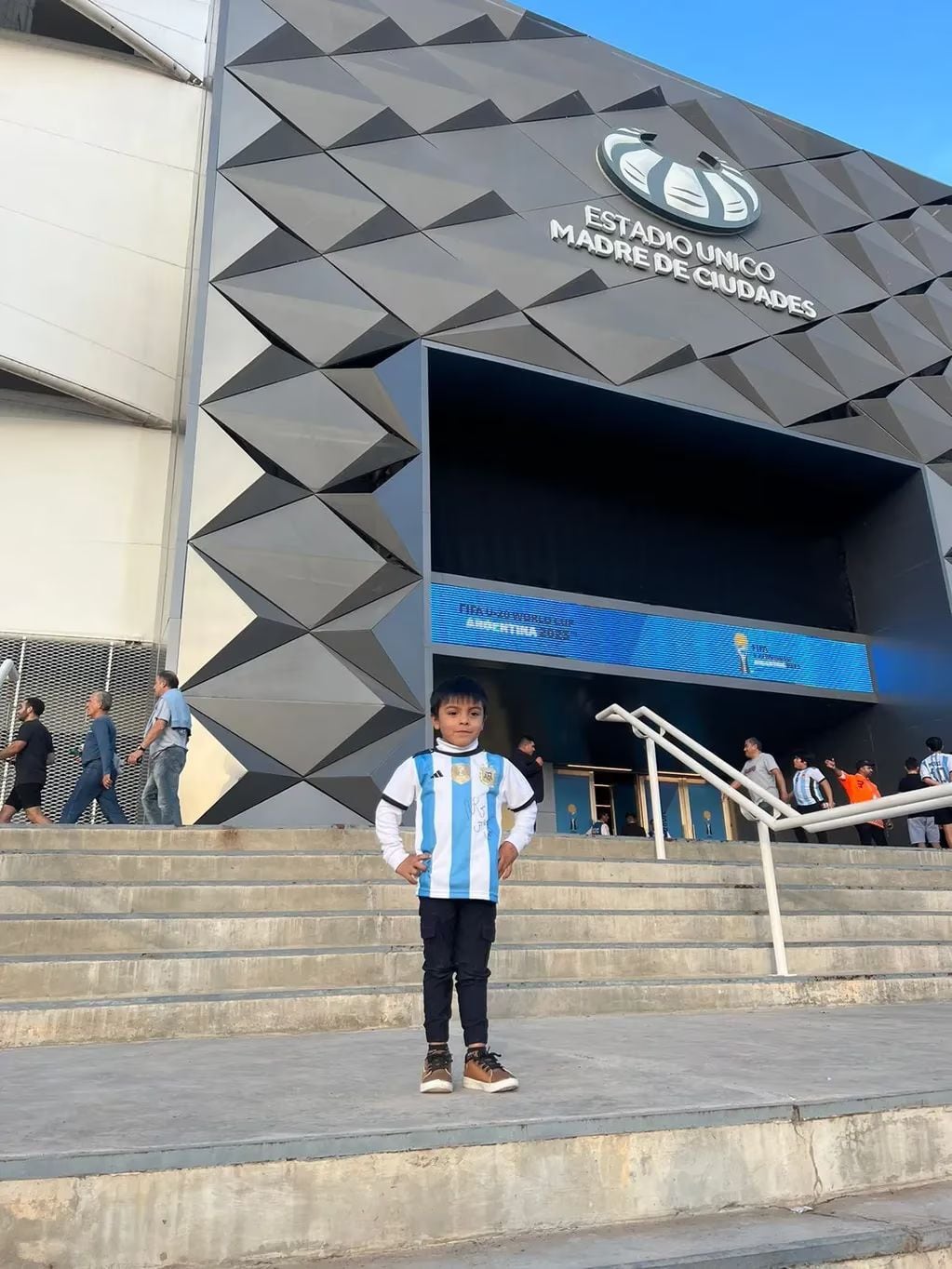 El pequeño asistió al partido de Argentina vs. Guatemala junto a su familia. Fue invitado por los familiares de Barco. Foto: Gentileza Familia González