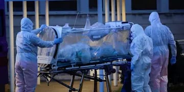 Un paciente en una unidad de biocontención es llevado en una camilla al hospital Columbus Covid 2 en Roma. AFP