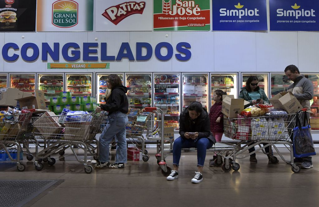 Colas de chilenos esperando para llegar a la caja en un mayorista de Godoy Cruz. Foto: Orlando Pelichotti / Los Andes
