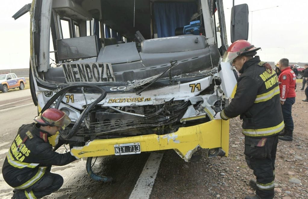 Un colectivo chocó de atrás a un camión en el Acceso Este y dejó varios heridos (Orlando Pelichotti / Los Andes)