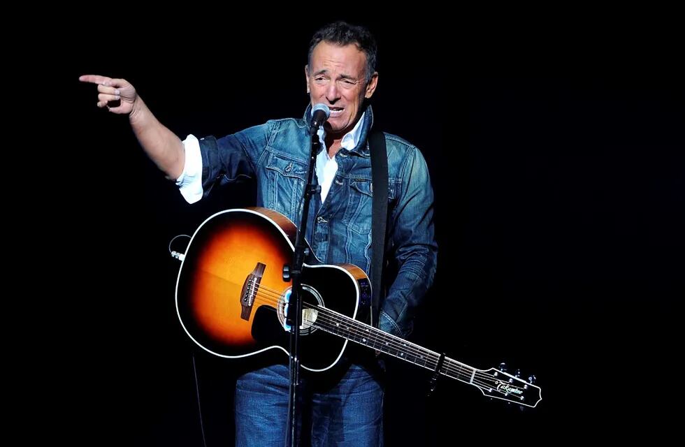 Bruce Springsteen, en clave narrador de historias, en este show especial para Broadway. (AP)