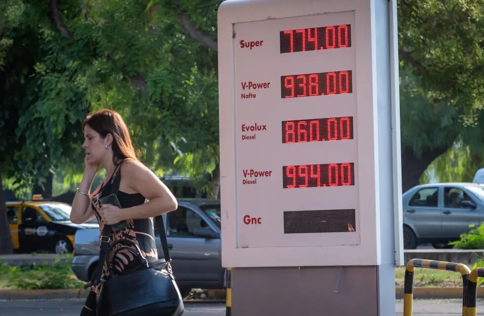Desde que se liberaron los controles de precios, los combustibles vienen subiendo periódicamente, lo que podría volver más rentables las inversiones en el sector petrolero. Foto: Ignacio Blanco / Los Andes