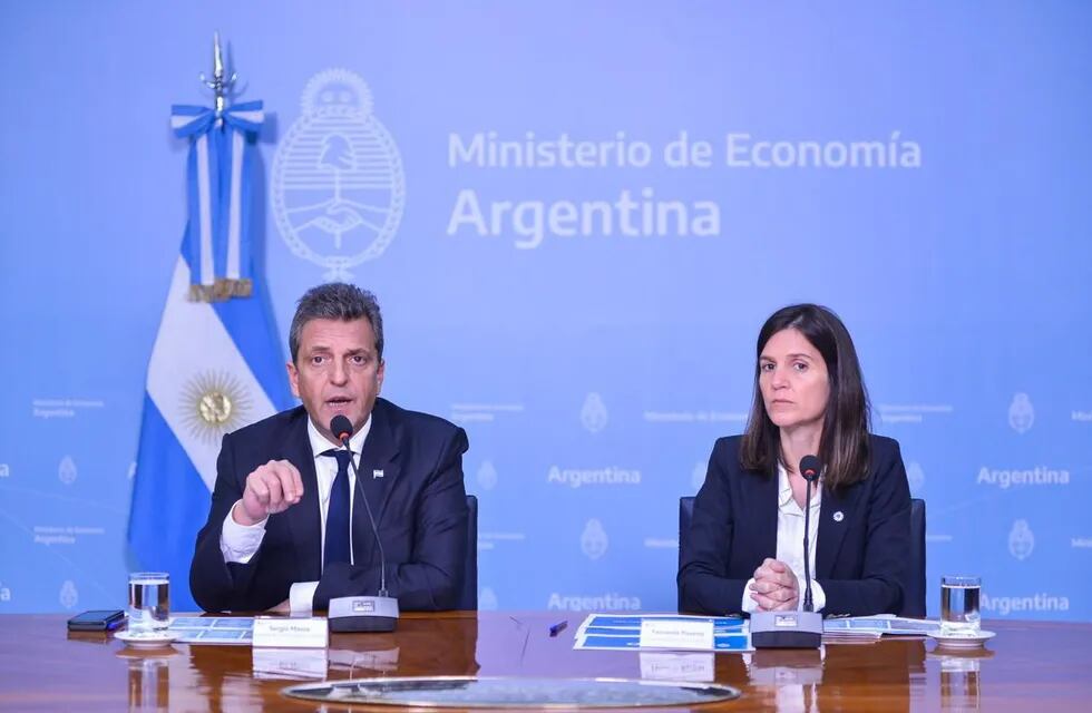 El ministro de Economía de la Nación, Sergio Massa, y la directora ejecutiva de ANSES, Fernanda Raverta, anunciaron una prórroga por dos años de la jubilación anticipada. (Archivo)