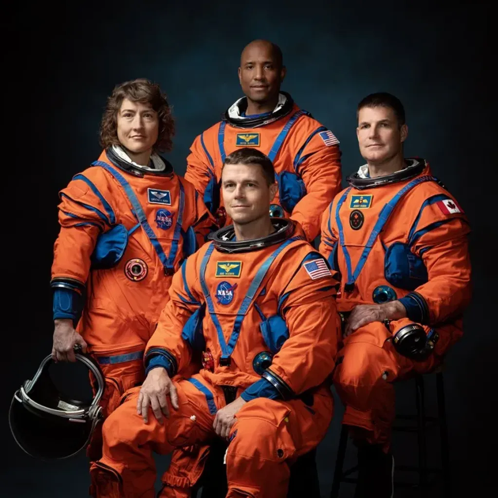 De izq. a der.: los astronautas Christina Hammock Koch, Reid Wiseman (sentado), y Victor Glover, y el astronauta de la Agencia Espacial Canadiense Jeremy Hansen. Foto: EFE/ Josh Valcarcel/NASA