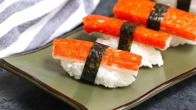 Un video muestra cómo se hace realmente el kanikama y causó rechazo en los amantes del sushi