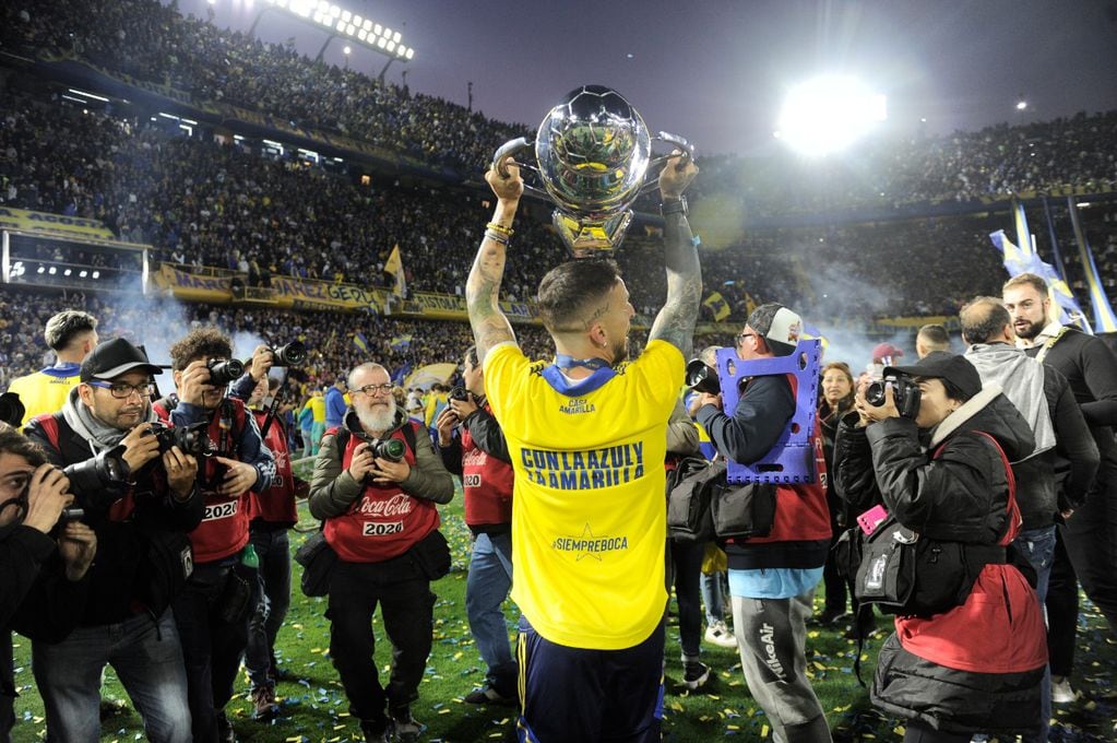 El "Pipa" Benedetto levanta el trofeo de la Liga Profesional de Fútbol. (Gentileza Clarín)