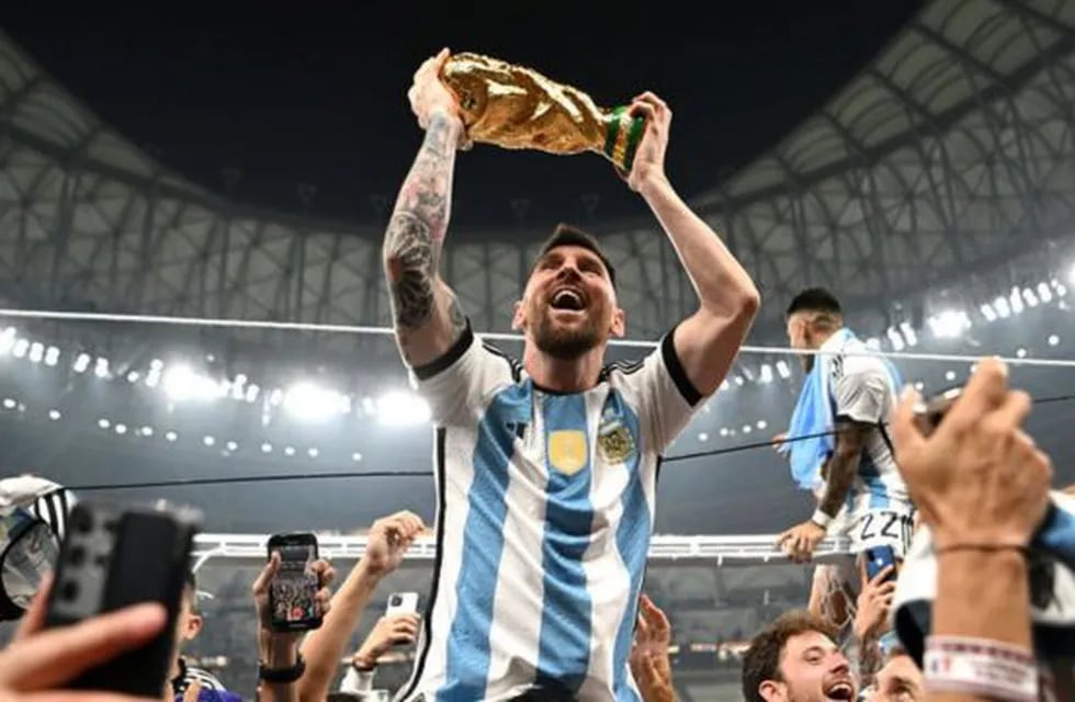 Lionel Messi en su hora más gloriosa y esperada por todos: levantando la Copa del Mundo.