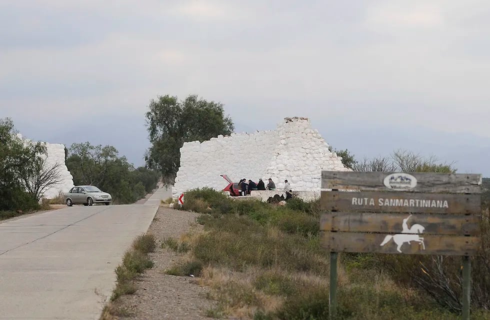 En el kilómetro 36 de la ruta 52, se encuentran los dos murallones blancos que identifican el sitio del monumento. El sitio se utiliza usualmente para la realización de picnics antes de seguir la trepada a los caracoles.