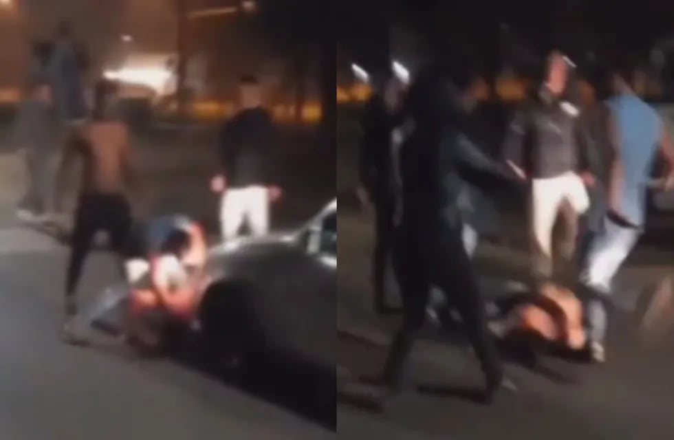 Luego de desmayarlo de una patada en la cabeza, el agresor siguió golpeándolo. Foto: captura de video.