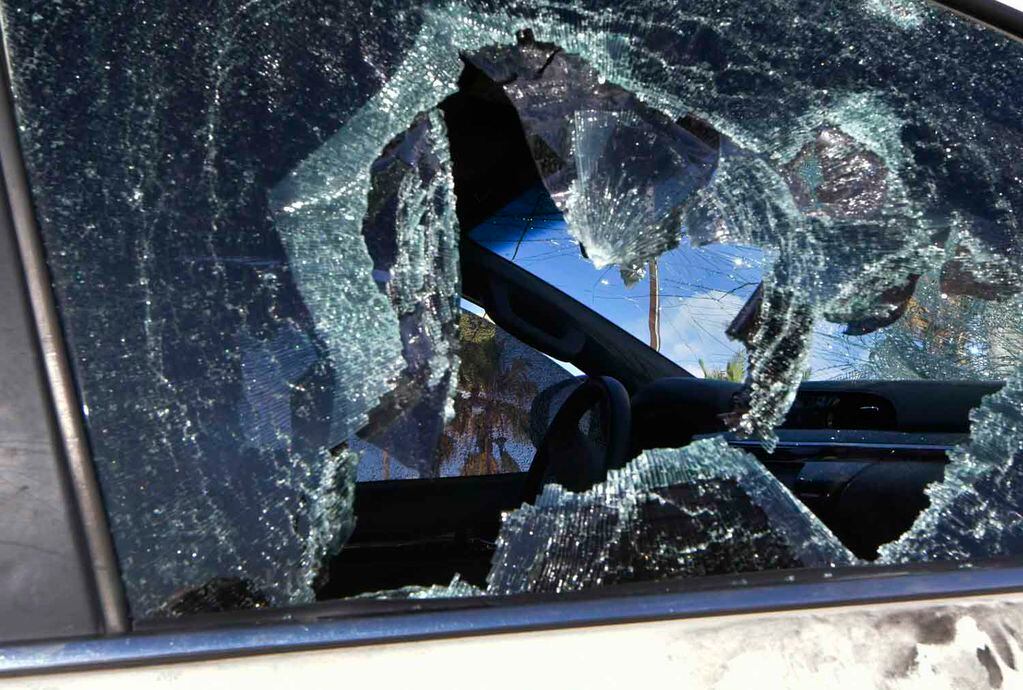 Un grupo de 10 personas, atacaron a golpes y piedrazos a un joven y le destrozaron los vidrios de su camioneta. Foto: Orlando Pelichotti / Los Andes