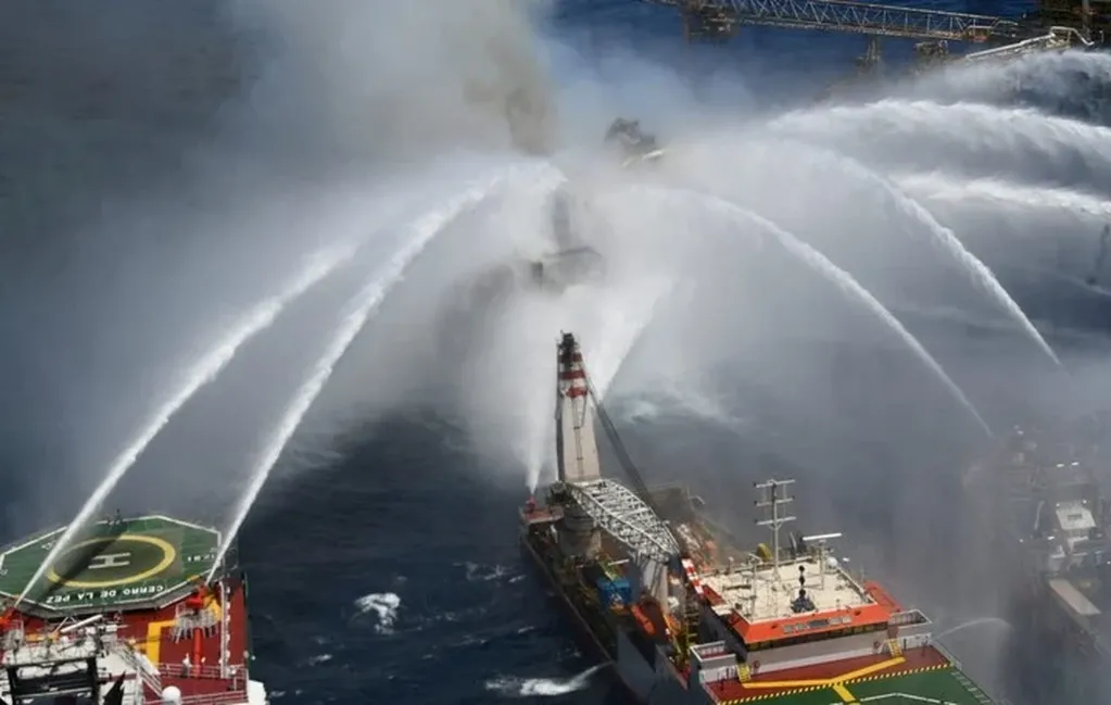 Explotó una plataforma petrolera en el Golfo de México y provocó la muerte de dos operarios.
