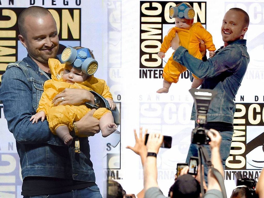 El actor llevó a su pequeña hija a una rueda de prensa de Breaking Bad luciendo el icónico traje amarillo.