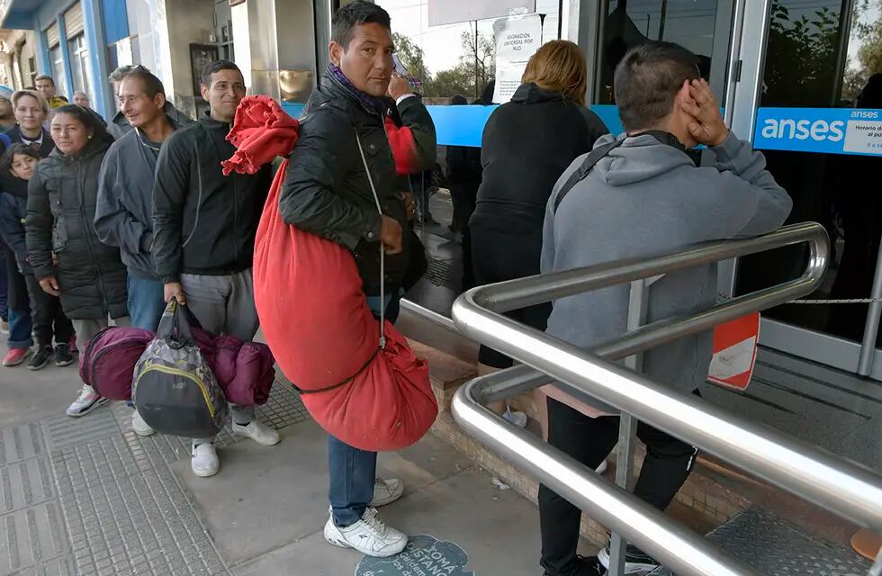 Varias personas acudieron a las oficinas de Anses con mantas o bolsas de dormir, desde el domingo a la noche, para asegurarse la inscripción para el refuerzo alimentario el primer día. Foto: Orlando Pelichotti / Los Andes