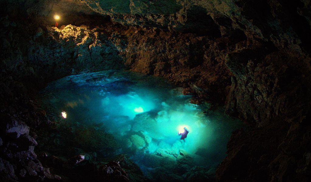 El primero de los cuatro lagos subterráneos de la cueva San Agustín, valle de Poti Malal, descubierto en 2002 por expedición argentino-croata. Esta y otras cuevas del valle son de gran importancia para la Hidrogeología kárstica. - Foto: