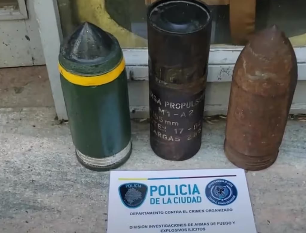 En el lugar, los policías lograron el secuestro de dos proyectiles de cañón de 155 milímetros y un estuche con la leyenda “Carga Propulsora”. Foto: Policía de la Ciudad de Buenos Aires.