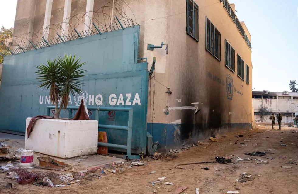 Un edificio de la UNRWA parcialmente destruido luego de que las FDI hallaran un túnel de Hamás y depósitos con armas.