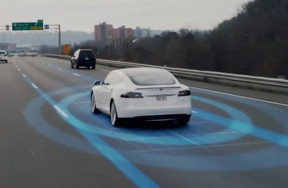 Tesla llama a revisión a más de 2 millones de vehículos para corregir fallas del piloto automático