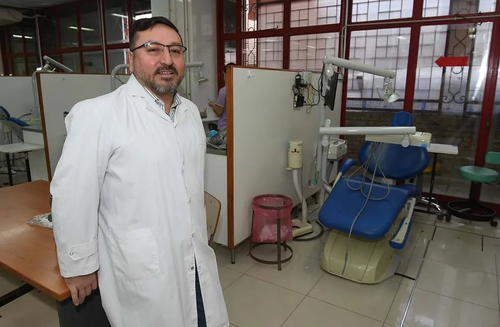 Robinson Tamariz es odontólogo y profesor en la Facultad de Odontología de la Universidad Nacional de Cuyo. | Foto: José Gutiérrez / Los Andes