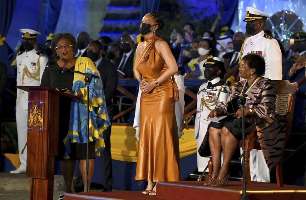 Rihanna en la ceremonia de asunción de la presidente de Barbados y recibiendo su nombramiento como "heroina nacional"