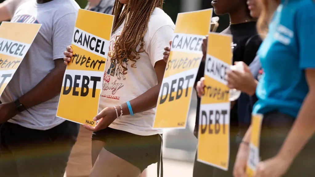 Estudiantes manifestando con carteles que rezan por la cancelación de la deuda estudiantil frente a la Casa Blanca. El hecho ocurrió el el 25 de agosto de 2022. Foto: Getty Images