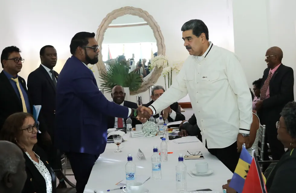 El presidente de Guyana, Irfaan Ali,y  el de Venezuela, Nicolás Maduro, se saludan al término de la reunión por el conflicto de Esequibo.