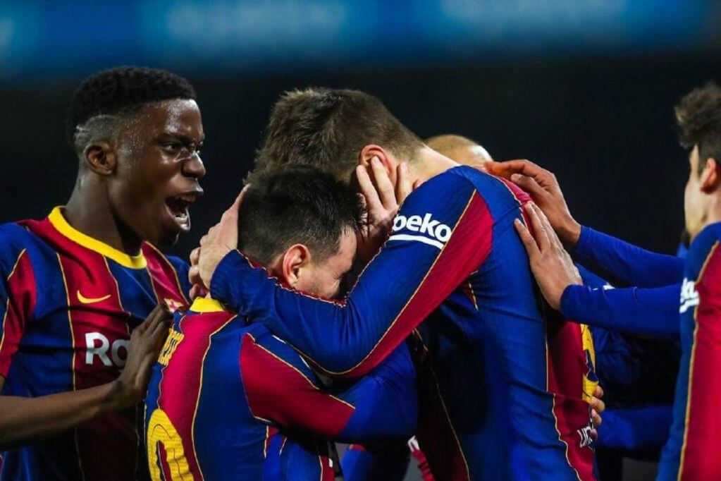 Messi y Piqué se abrazan después de ganarle al Sevilla y pasar a la final de la Copa del Rey.