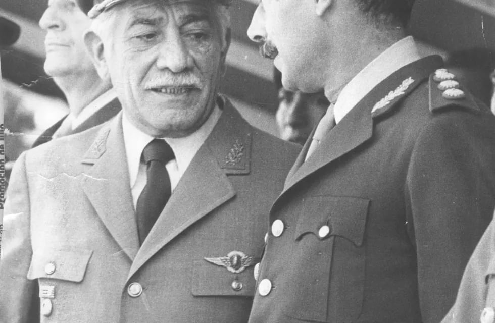EL GOBERNADOR DE MENDOZA JORGE SIXTO FERNANDEZ JUNTO AL PRESIDENTE DE FACTO JORGE RAFAEL VIDELA, AÑO 1977-1978.