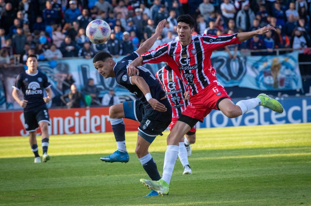 Futbol
Independiente Rivadavia le ganó ajustadamente a Chacarita 1 - 0 , uno de sus escoltas, por la fecha 21 de  la Zona B de la Primera Nacional y se mantiene firme como puntero.

 Foto: Ignacio Blanco / Los Andes