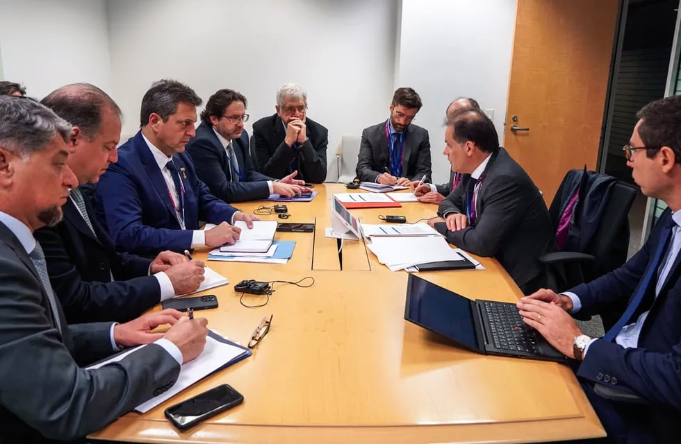 Sergio Massa y equipo económico mantuvieron una reunión de trabajo con Emmanuel Moulin, secretario del Tesoro de Francia y secretario general del Club de París.  (Ministerio de Economía / La Voz)