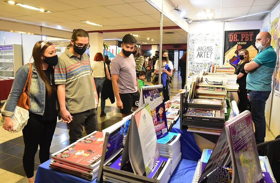 En los distintos stands se pueden encontrar libros desde $200 pero best sellers a precios normales. Foto Mariana Villa / Los Andes