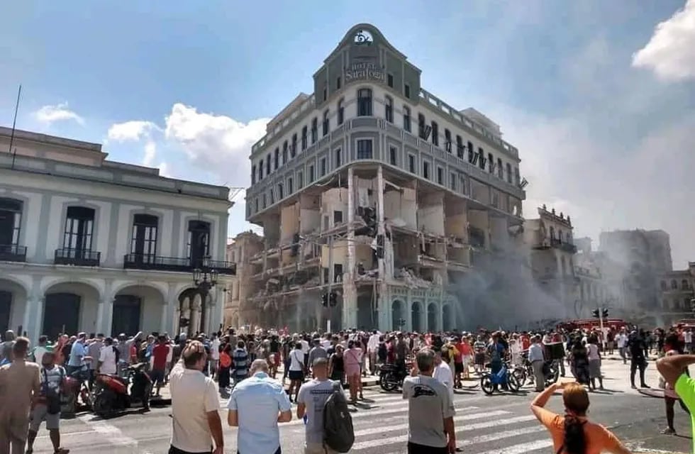 Explosión y derrumbe en un hotel de La Habana (@CarlosHidalgoo).