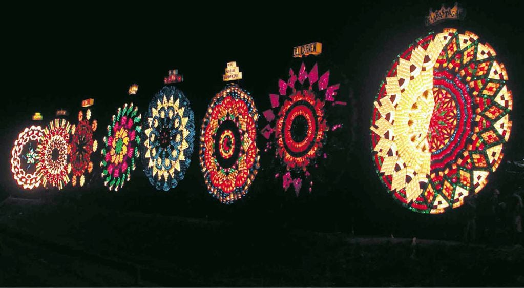 Previo a Navidad, se celebra un festival de faroles gigantes en Filipinas.