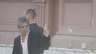 El ministro de Economía, Luis Caputo, ingresa a la Casa Rosada