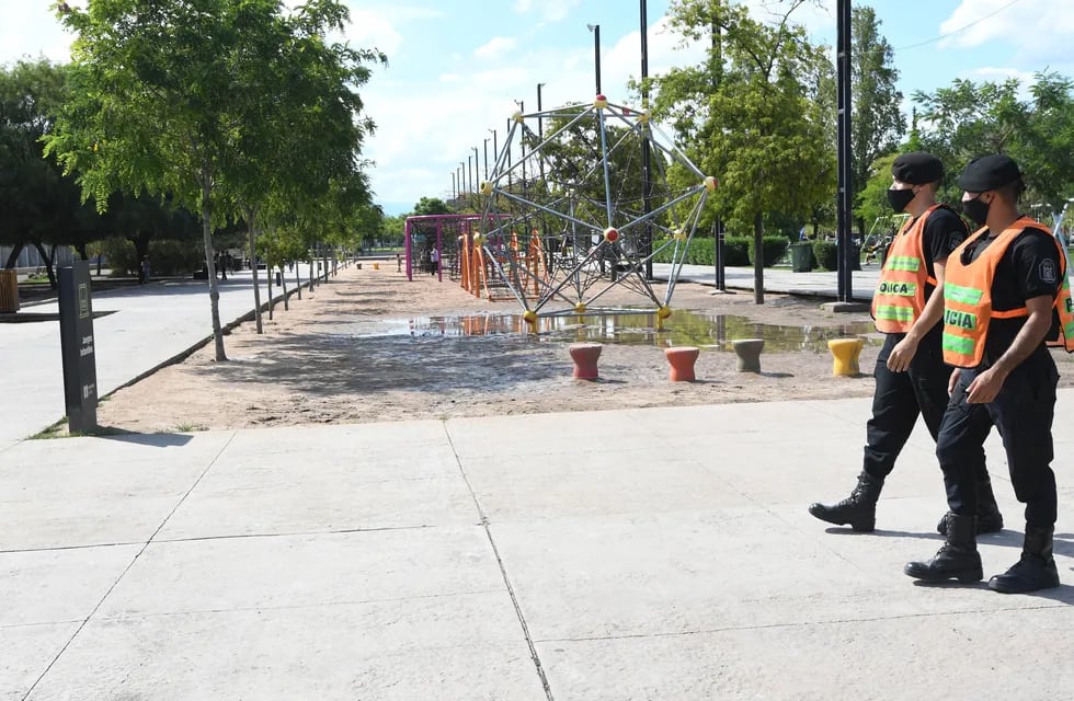 Refuerzo. La Comuna comenzó a pagarles a policías de franco por sus servicios extraordinarios para mejorar la seguridad en un parque ganado por grupos de chicos violentos. Foto: José Gutiérrez / Los Andes.