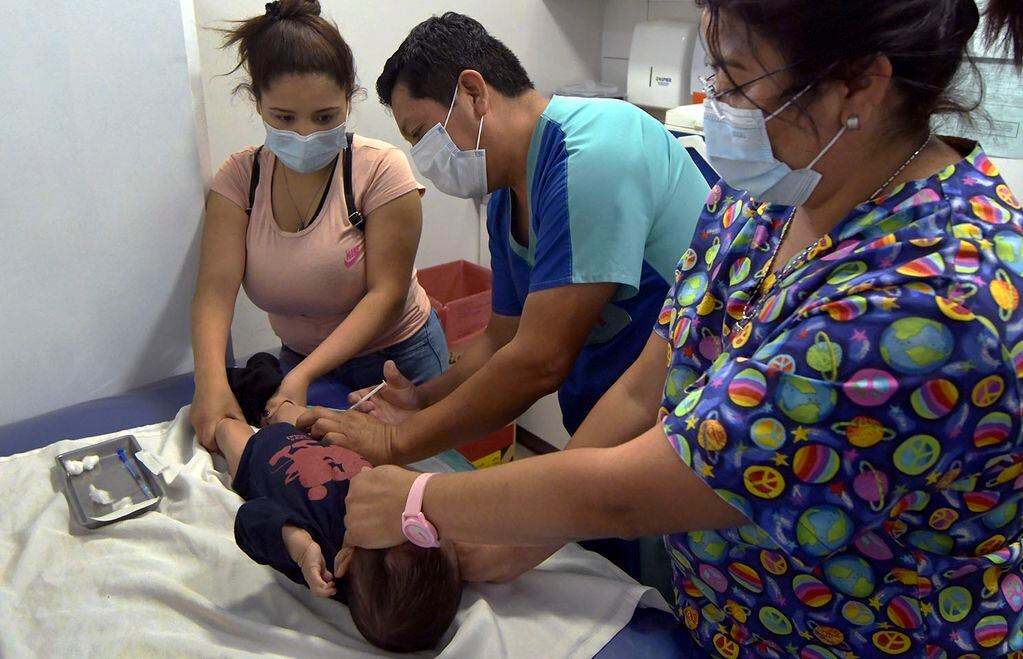 En el Vacunatorio del Hospital Pediátrico Humberto Notti. El enfermero José Salinas junto a  .Daniela Lencinas. Foto: Orlando Pelichotti / Los Andes