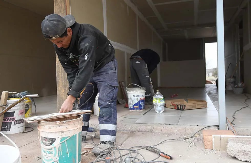 Rosalio trabaja en el corte de cerámicos para colocar en el interior de una vivienda en construcción.
Foto: José Gutierrez / Los Andes