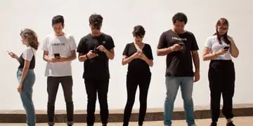 Grupo de jóvenes mirando sus celulares