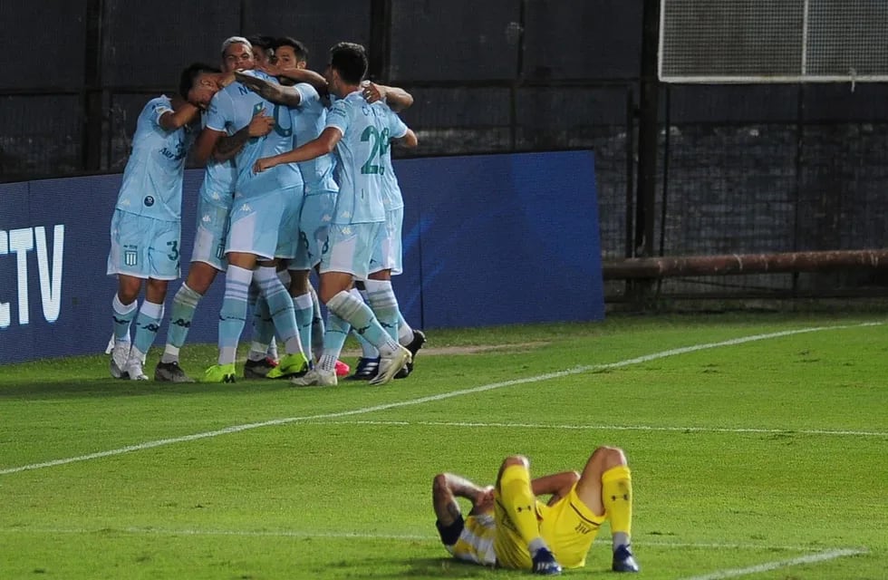 Racing celebra el gol de la victoria de Enzo Copetti ante Rosario Central.