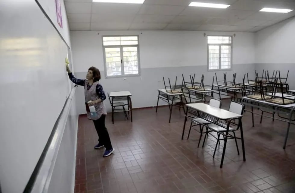 Celadores limpiaron las aulas luego del proceso de elecciones.